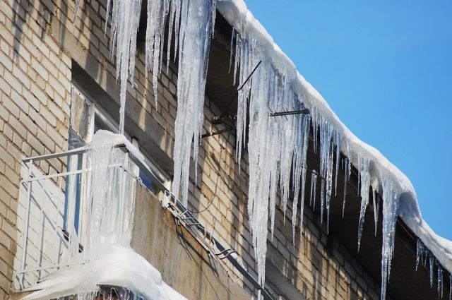 Очистка крыши от снега и сосулек