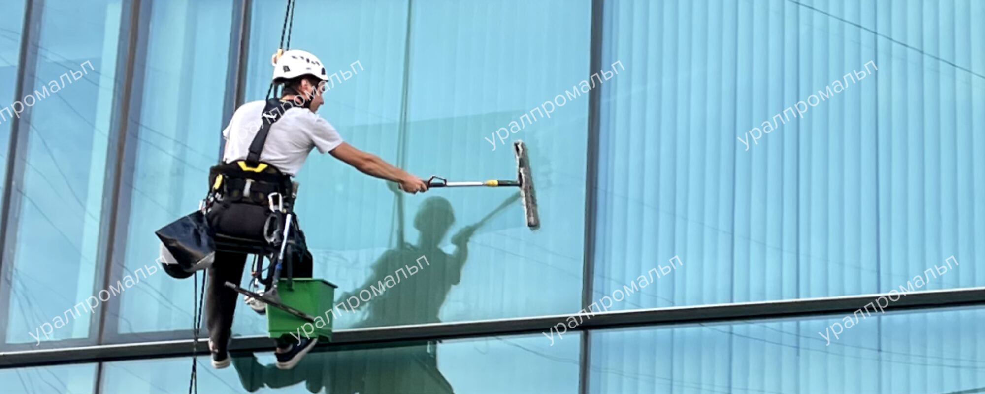 Профессиональная очистка фасадов и остекления
