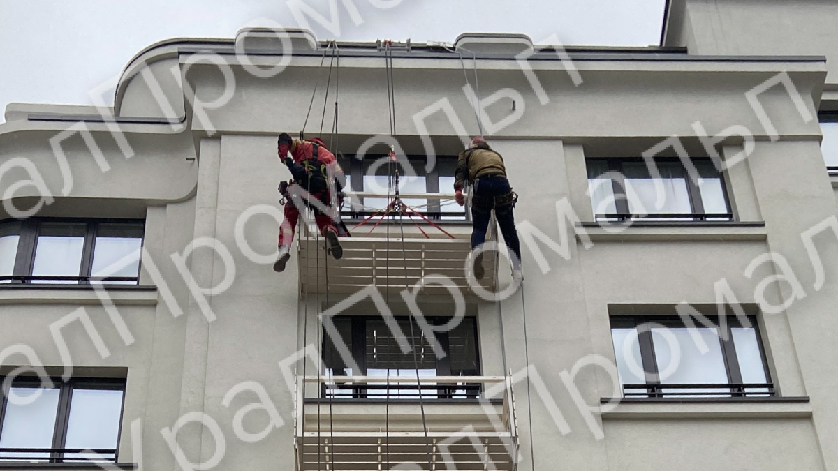 Установка корзин для кондиционеров на фасаде здания промышленными альпинистами