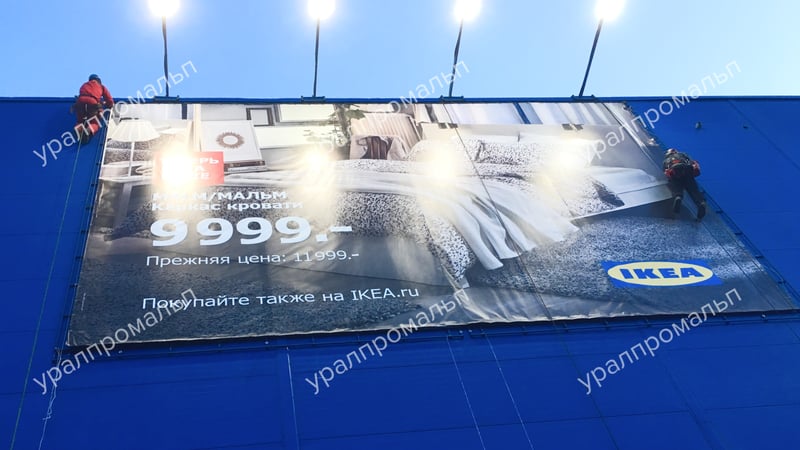 Монтаж рекламной конструкции на фасаде здания промышленными альпинистами