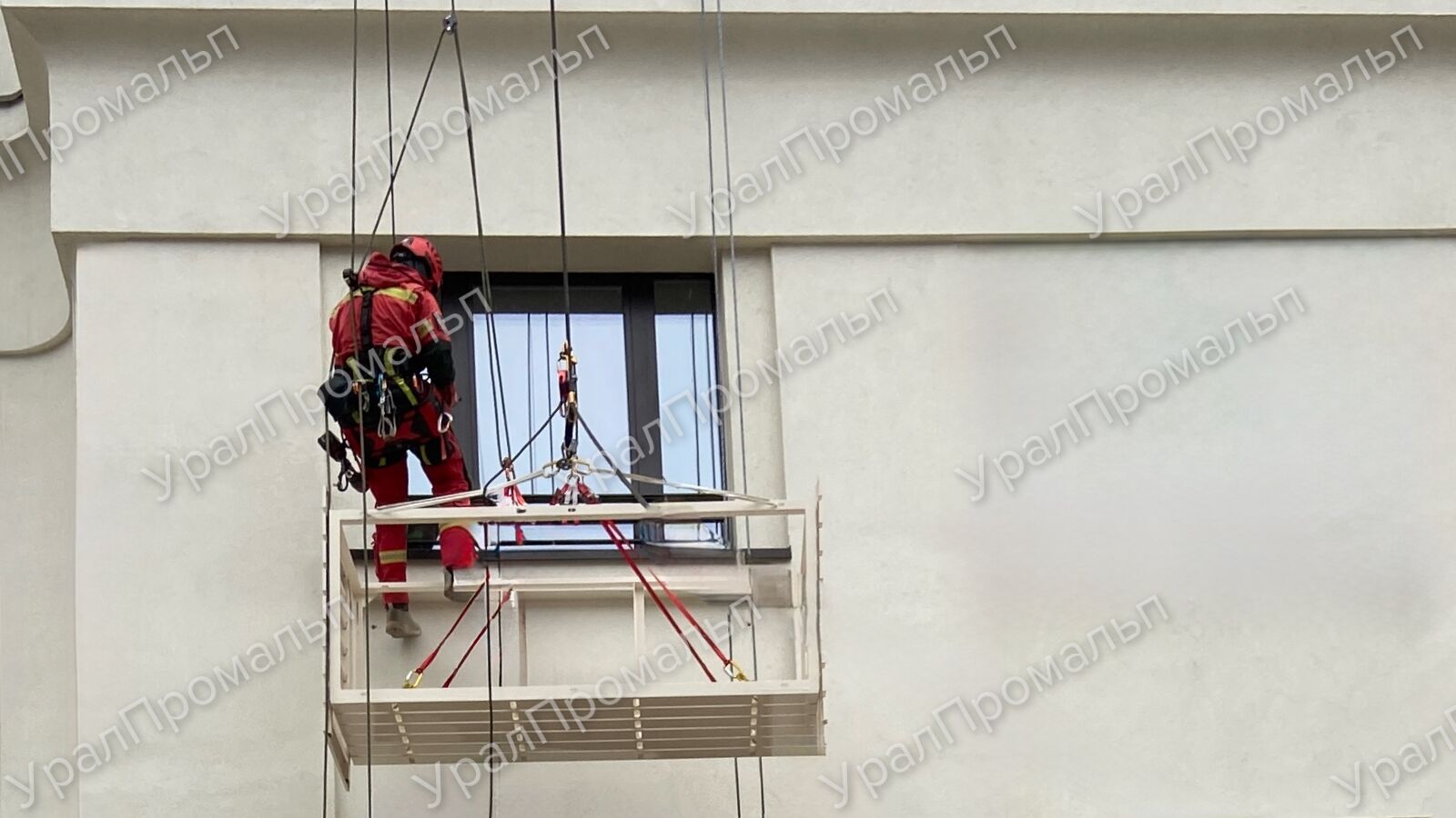 Монтаж конструкций на фасаде высокого здания
